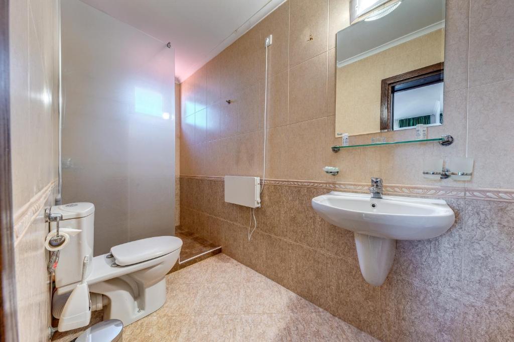 Koupelna v ubytování By the Fireplace Cozy 2BD Flat with a nice view by Flat Mаnager