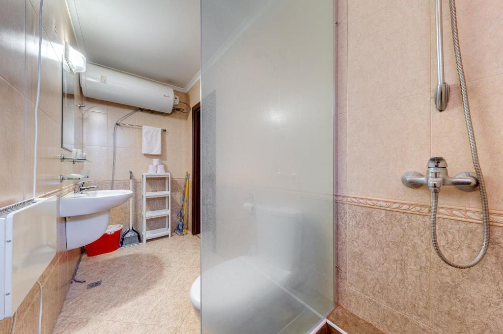 Koupelna v ubytování By the Fireplace Cozy 2BD Flat with a nice view by Flat Mаnager