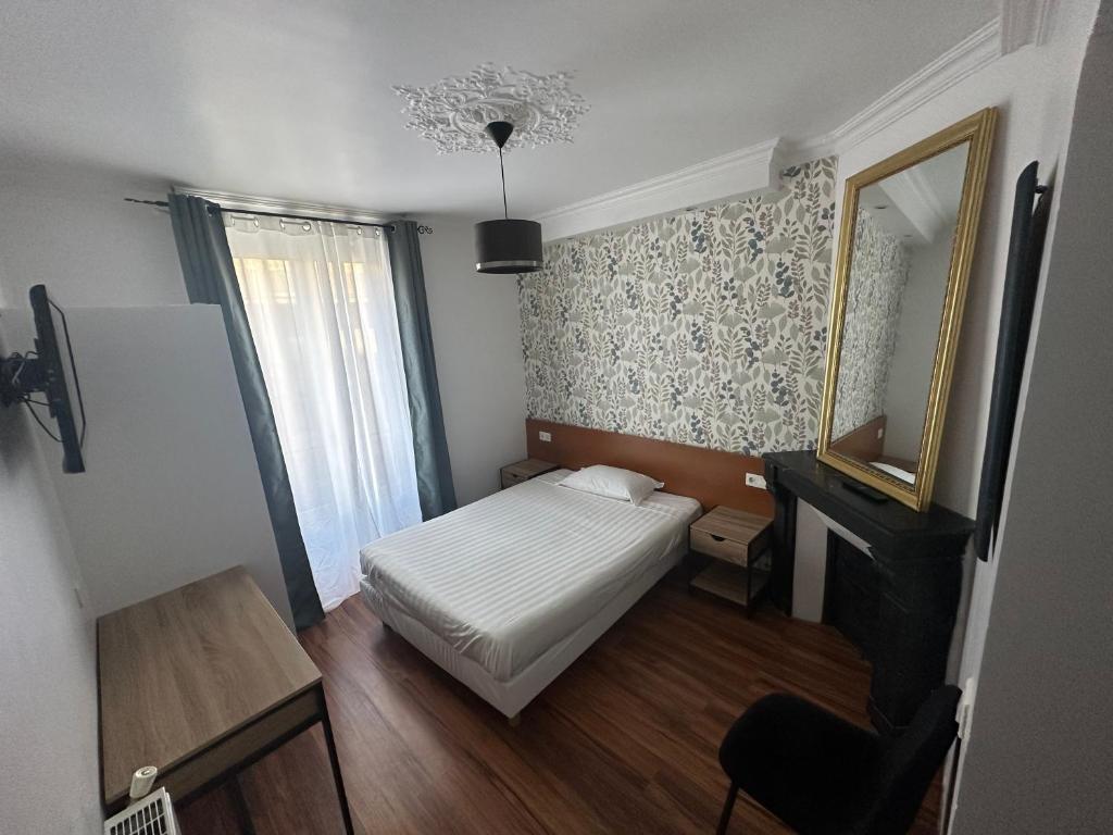 Postel nebo postele na pokoji v ubytování Hôtel Résidence Champerret