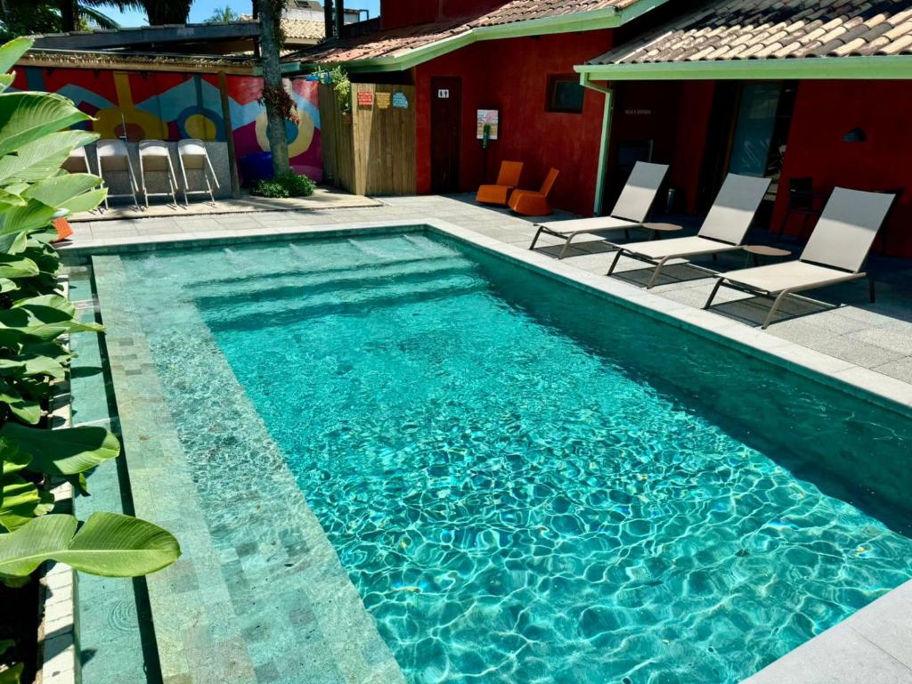 A piscina localizada em Pousada Refúgio de Maresias ou nos arredores