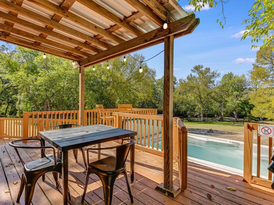 Μπαλκόνι ή βεράντα στο Five Acre Waterfront Retreat