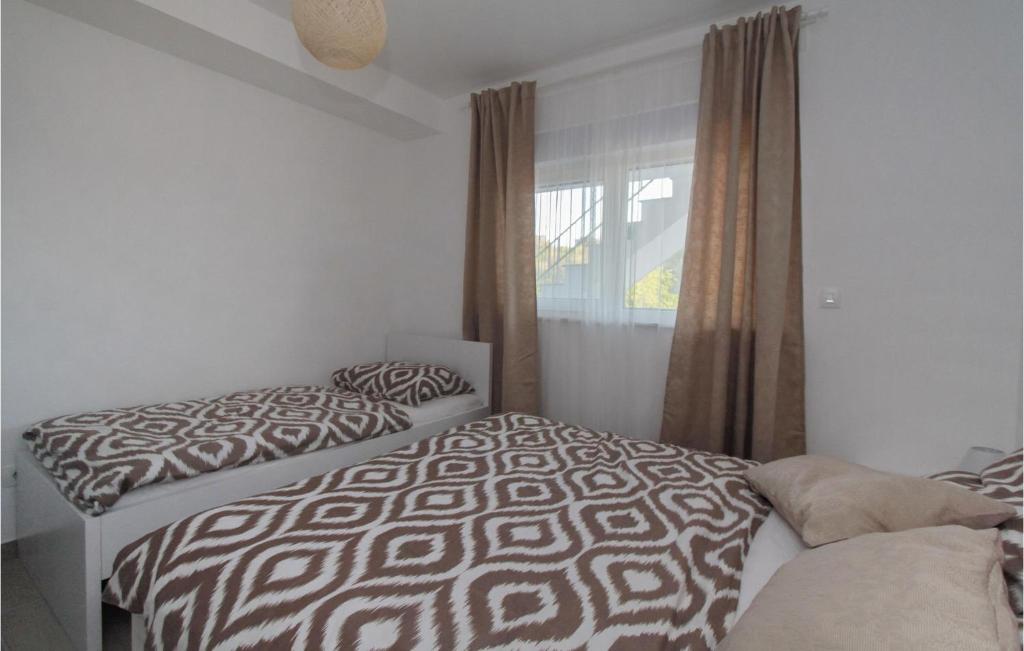 Posteľ alebo postele v izbe v ubytovaní Amazing Apartment In Okrug Gornji