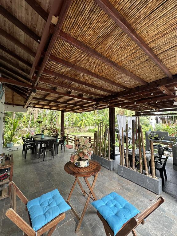 Restaurace v ubytování Habitación privada en la playa HappyBeach_co