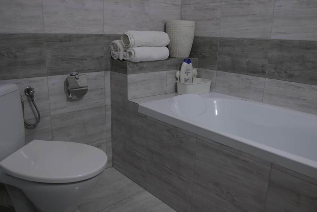 Un baño con inodoro, lavabo y bañera. en Central Comfort, en Cluj-Napoca