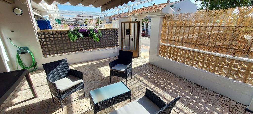 En balkon eller terrasse på Bungalow Magnolias 20 en Santa Pola