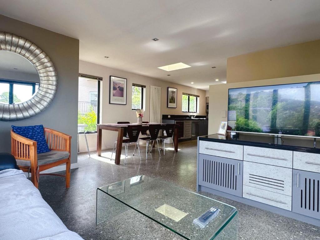 Μια τηλεόραση ή/και κέντρο ψυχαγωγίας στο Apartment On Star Unit 2