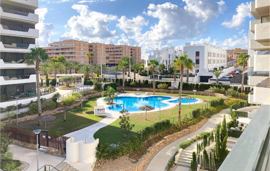 - une vue aérienne sur la piscine d'un complexe dans l'établissement Flat In Los Arenales Del Sol, à Arenales del Sol