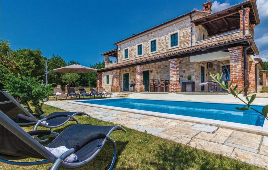 een villa met zwembad voor een huis bij Villa Celine Istria in Radetići
