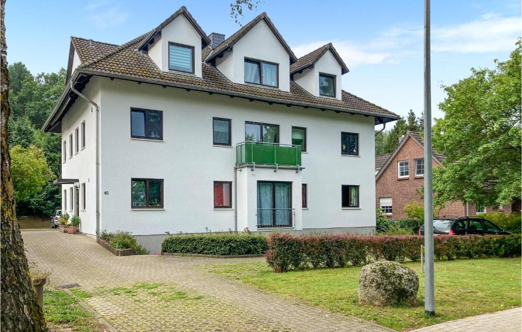 una casa blanca con techo de gambrel en 2 Bedroom Nice Apartment In Schwerin, en Schwerin
