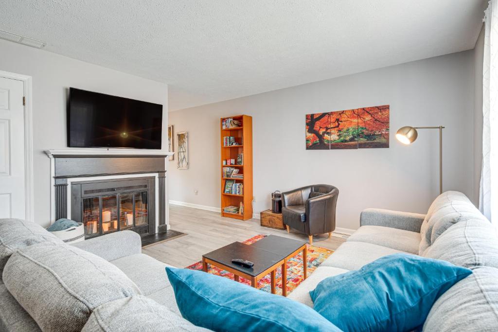 Χώρος καθιστικού στο Walk to Main St Hendersonville Chic Home with Yard