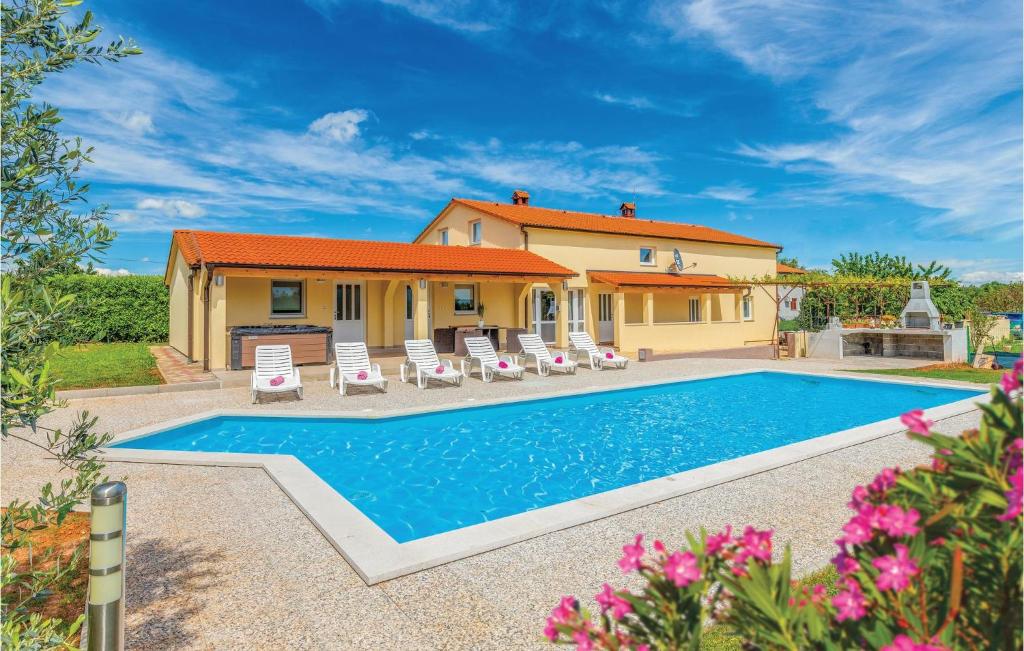 willa z basenem przed domem w obiekcie Nice Home In Marcana With Sauna w mieście Muntić