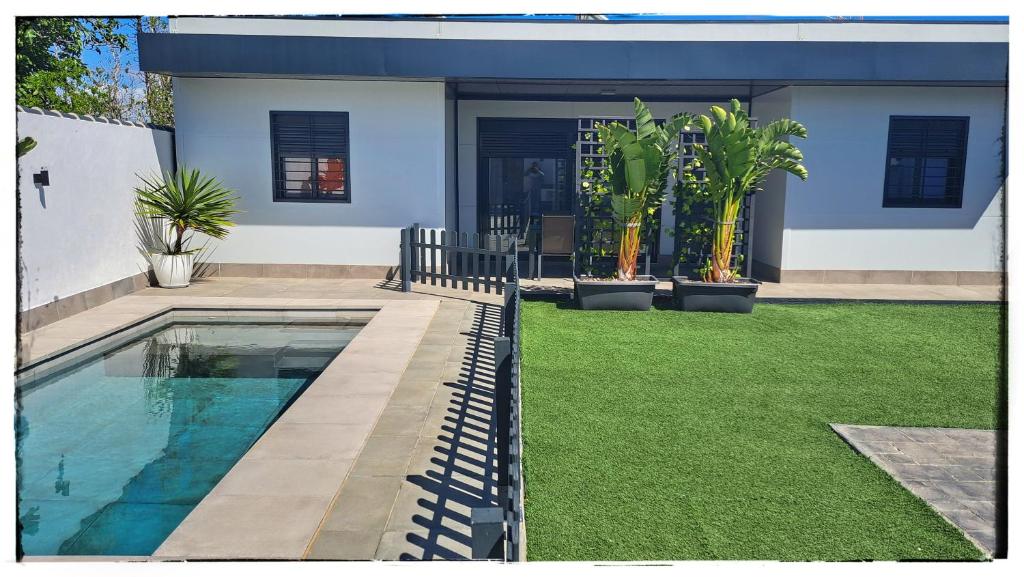 una casa con piscina frente a un patio en Sirocco, en Chiclana de la Frontera