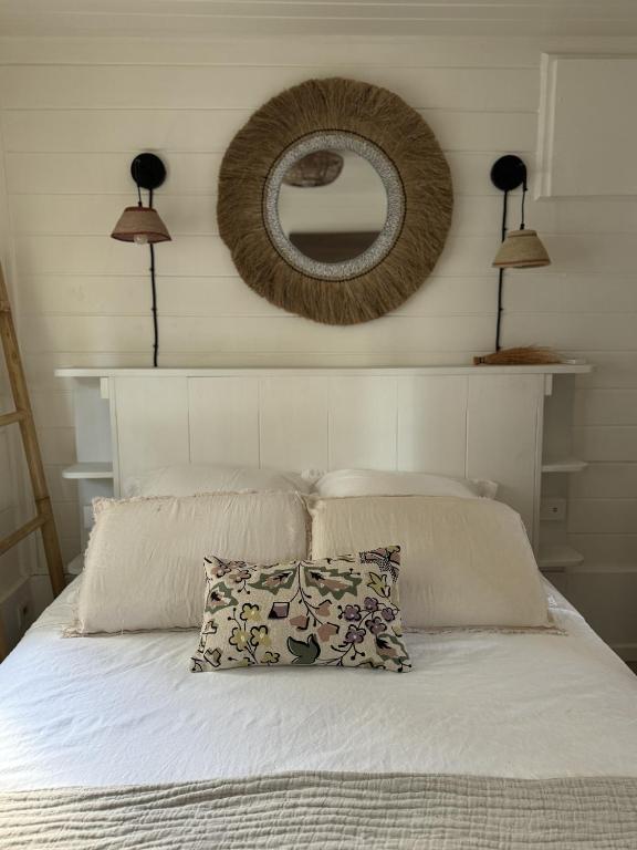 Postel nebo postele na pokoji v ubytování Les Cabanes cosy à 2 pas du lagon - charme et confort