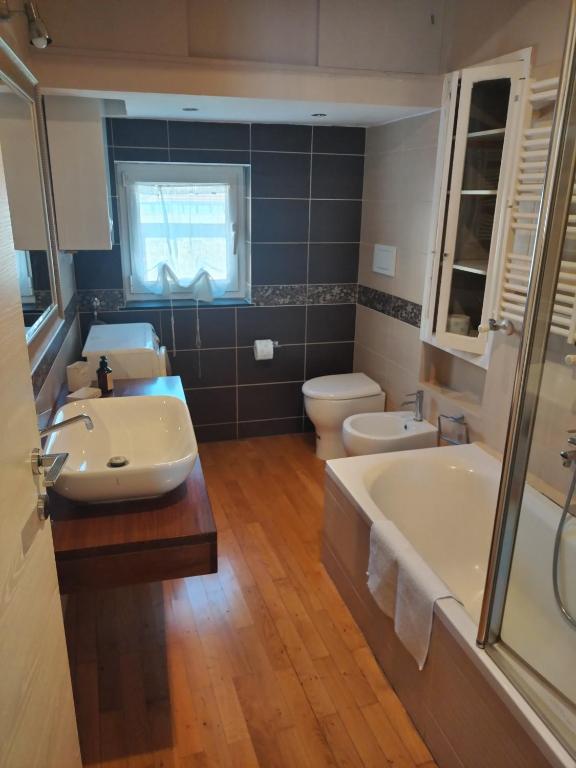 La salle de bains est pourvue d'une baignoire, d'un lavabo et de toilettes. dans l'établissement Casa Tabata fronte mare, à Gênes