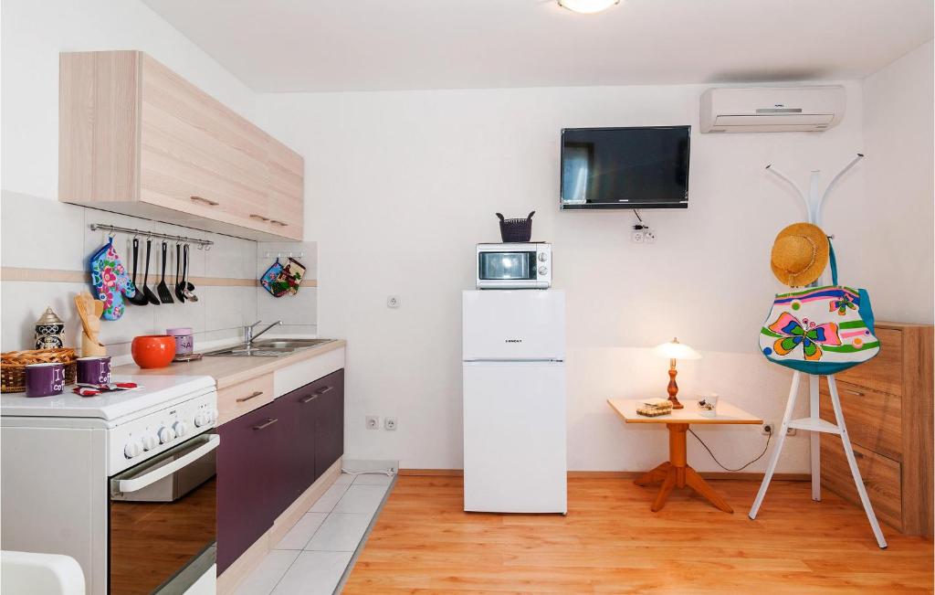 Kuchyňa alebo kuchynka v ubytovaní Two-Bedroom Apartment In Vinjerac