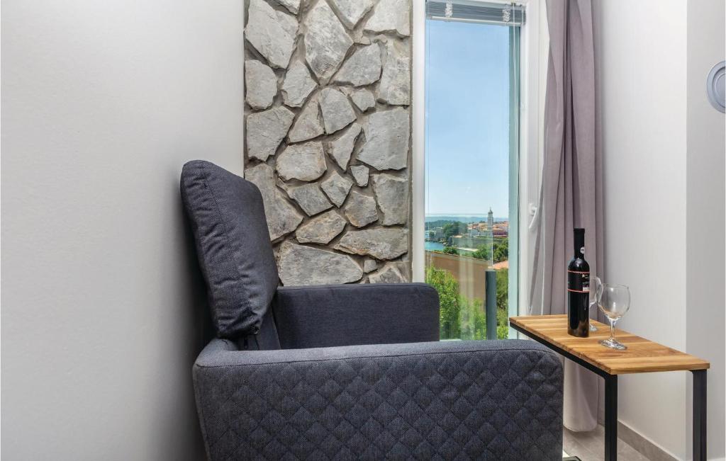 Część wypoczynkowa w obiekcie 2 Bedroom Stunning Apartment In Krk