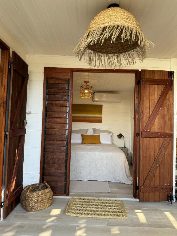 Postel nebo postele na pokoji v ubytování Les Cabanes cosy à 2 pas du lagon - charme et confort