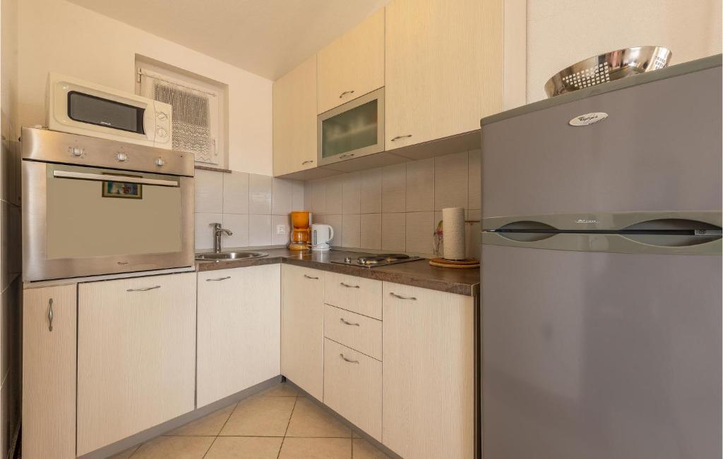 Kuchyňa alebo kuchynka v ubytovaní Apartment Sibenska Vi