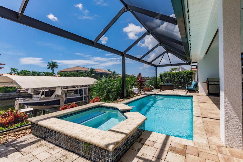 Πισίνα στο ή κοντά στο 3BR Scenic Home in Marco l Pool l Hot Tub