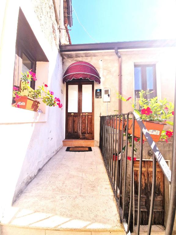 a entrance to a house with a wooden door at La Corte dei Filangieri in Candida