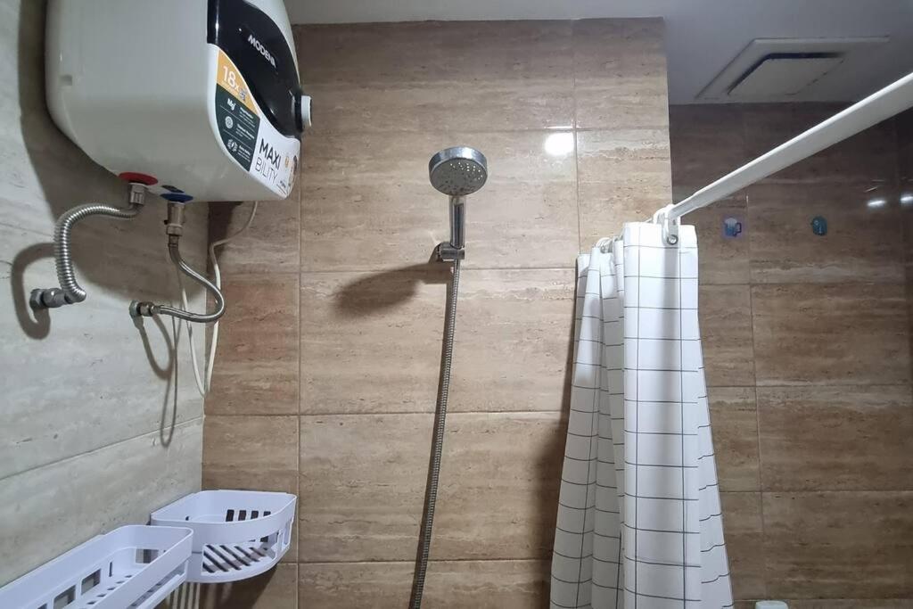 Koupelna v ubytování Apt Breeze Bintaro 1BR with Pool, Wi-Fi and Netflix by Damaresa