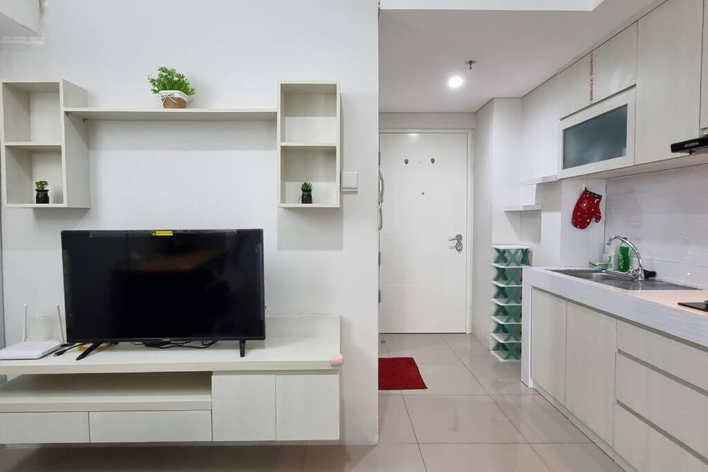 Kuchyň nebo kuchyňský kout v ubytování Apt Breeze Bintaro 1BR with Pool, Wi-Fi and Netflix by Damaresa