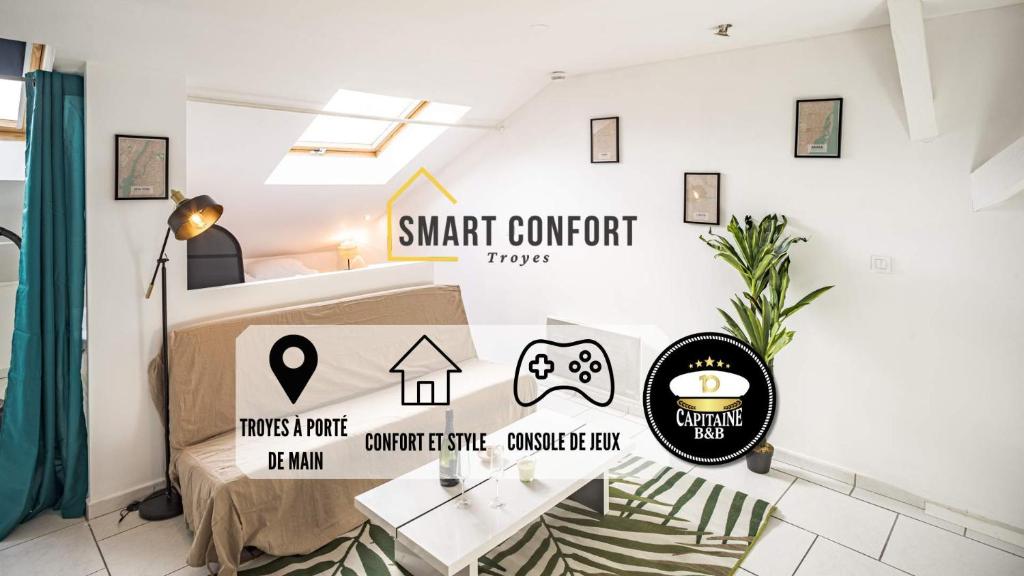 une chambre avec une boîte sur le mur dans l'établissement Smart Confort 13 - Appartement confort et stylé, à Troyes