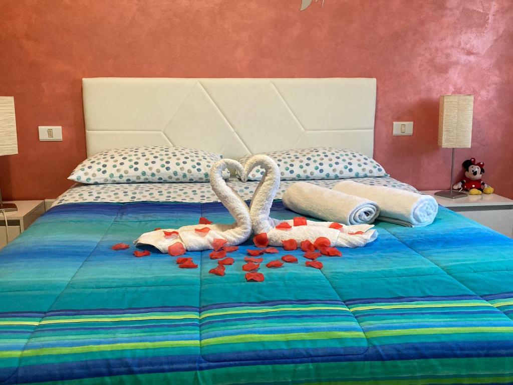 A bed or beds in a room at Appartamento Divino Tramonto