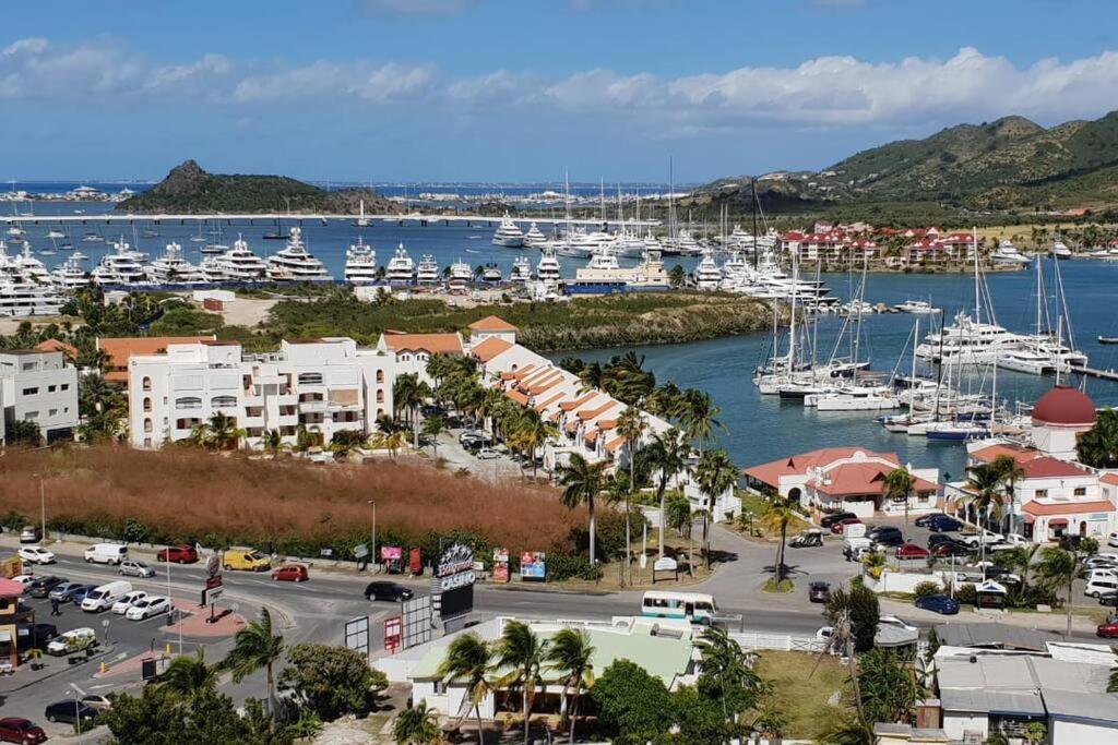 een luchtzicht op een jachthaven met boten in het water bij Le Cœur De Simpson Bay in Simpson Bay