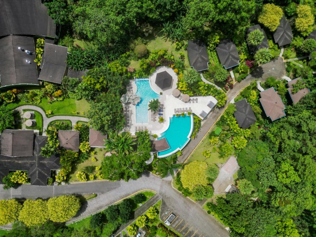 una vista aérea de un complejo con piscina en Hotel Lomas del Volcan, en Fortuna