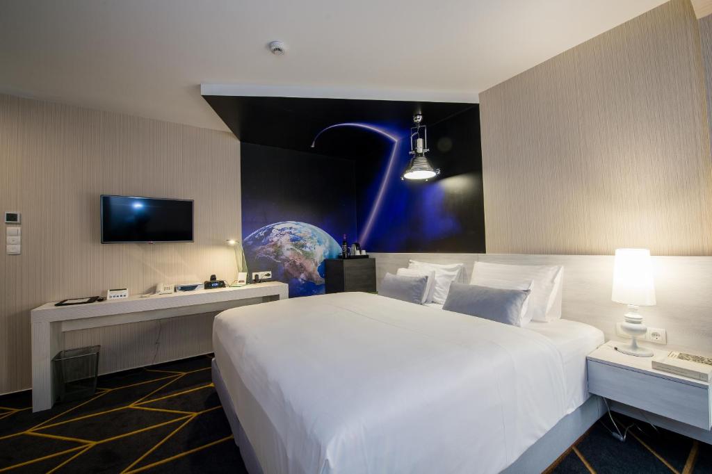Un pat sau paturi într-o cameră la Science Hotel
