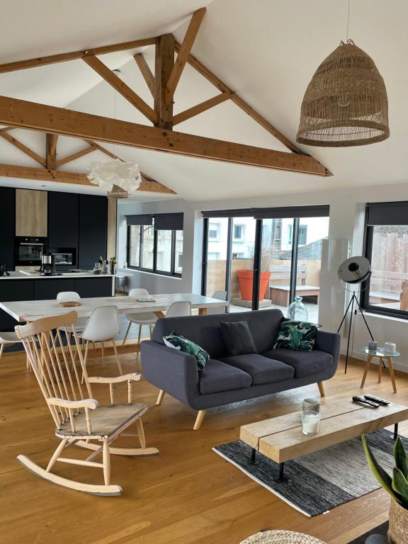 un salon avec un canapé et une table dans l'établissement Appartement loft, à Châteaubriant