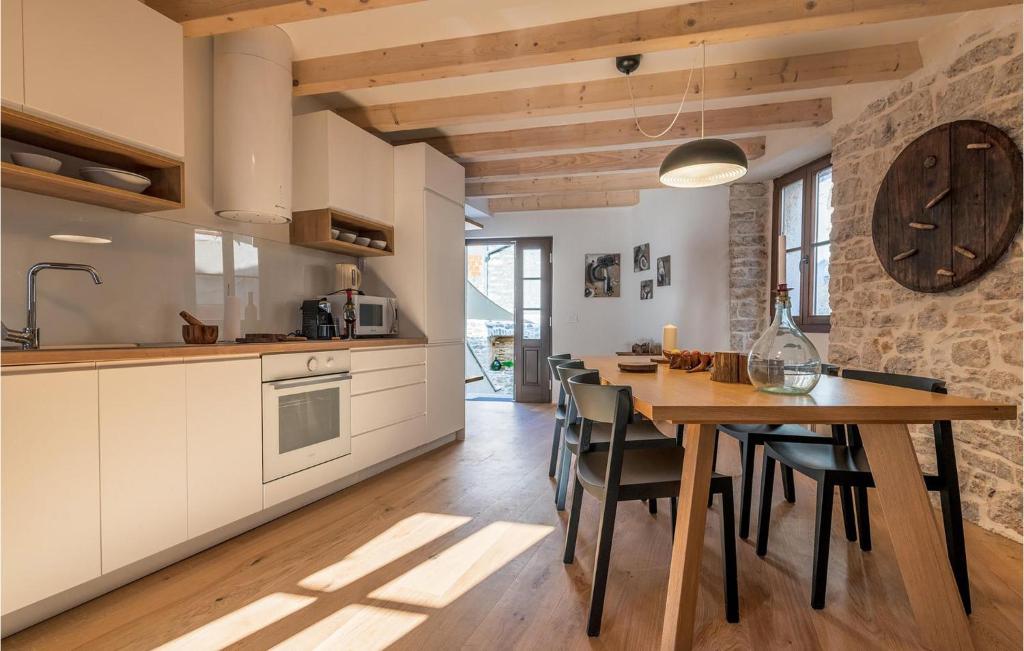 kuchnia i jadalnia z drewnianym stołem w obiekcie Awesome Home In Bale With Wifi w mieście Bale