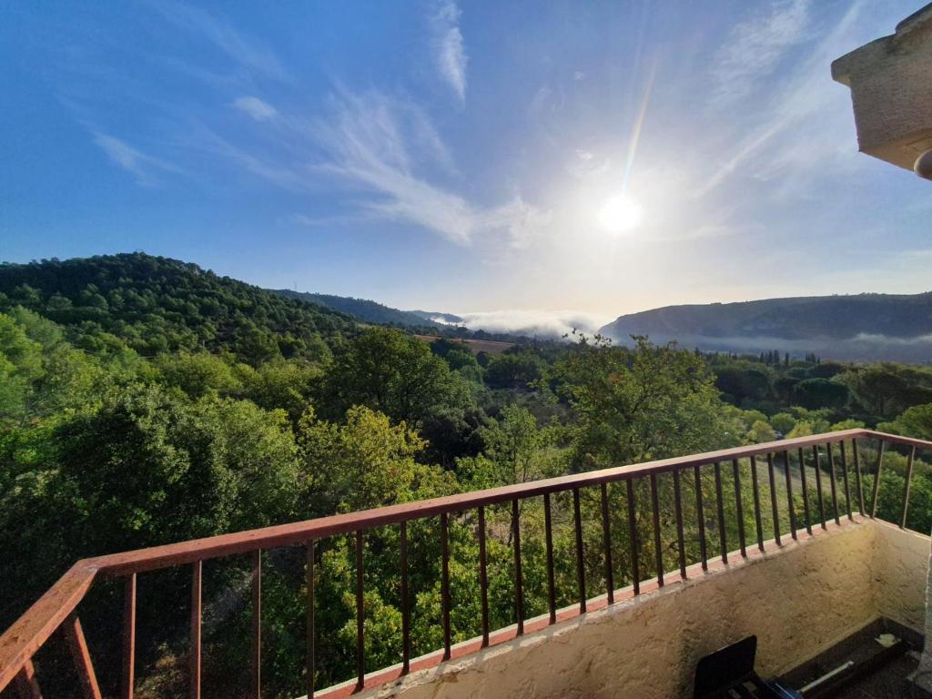 Elle comprend un balcon offrant une vue sur les montagnes. dans l'établissement Residence le Cézanne vue panoramique climatisée, à Gréoux-les-Bains