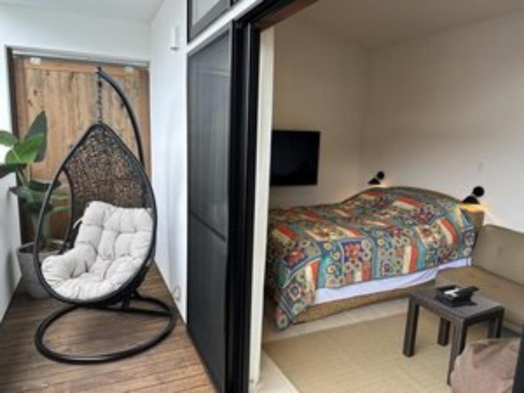 a room with a swing chair and a bed at Onomichi Villa Ayah - Vacation STAY 53618v in Onomichi