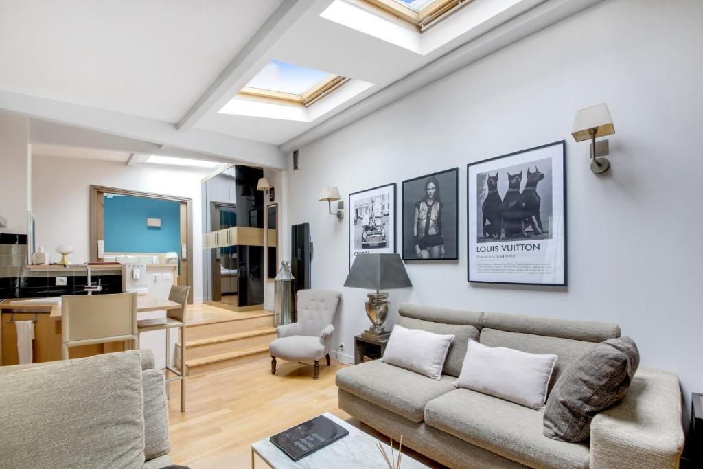 un salon avec un canapé et une table dans l'établissement Paris Marais Bretagne Best Area, à Paris