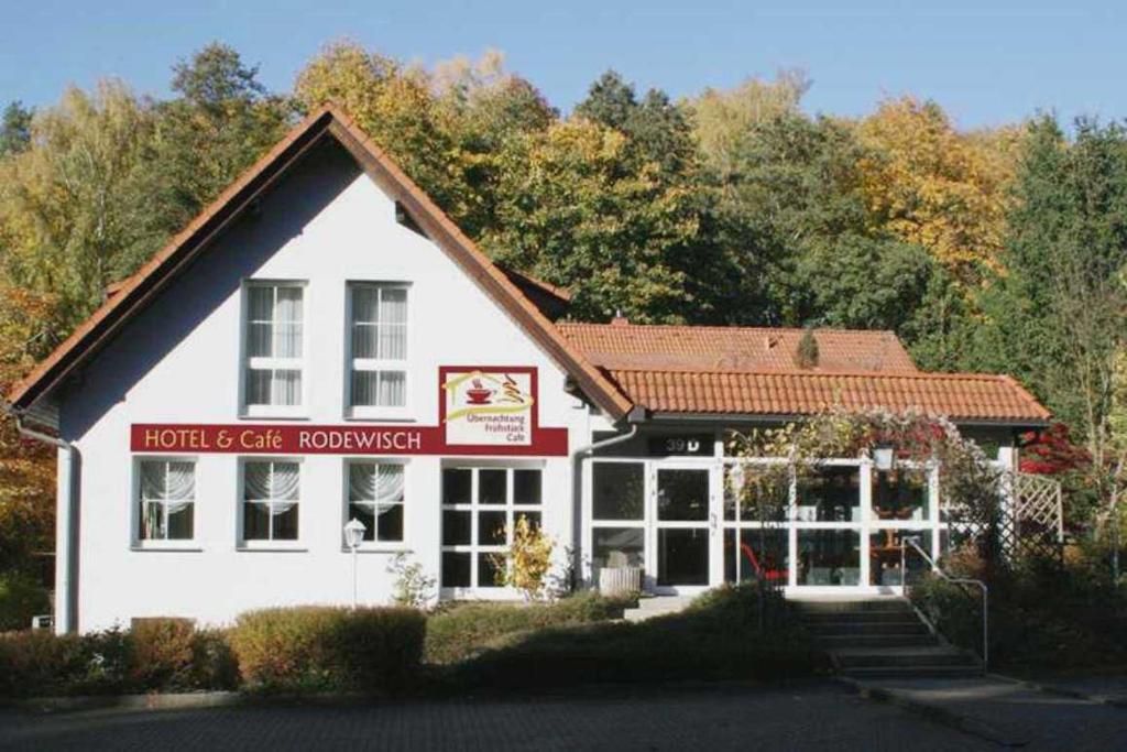 ein Gebäude mit einem Schild, auf dem steht, dass das Hotel renoviert wird in der Unterkunft Hotel Rodewisch in Rodewisch