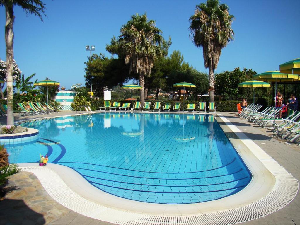 Bazén v ubytování Hotel Residence Sciaron nebo v jeho okolí