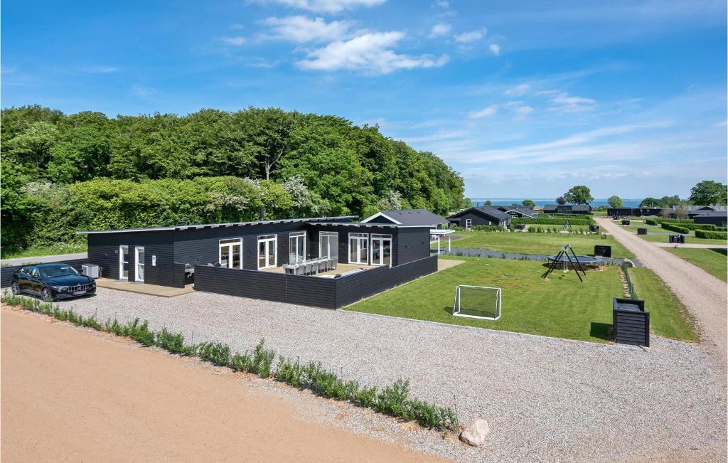 ハザスレウにあるStunning Home In Haderslev With Saunaのブラック モジュラー ハウス ウィズ ア プレイグラウンド