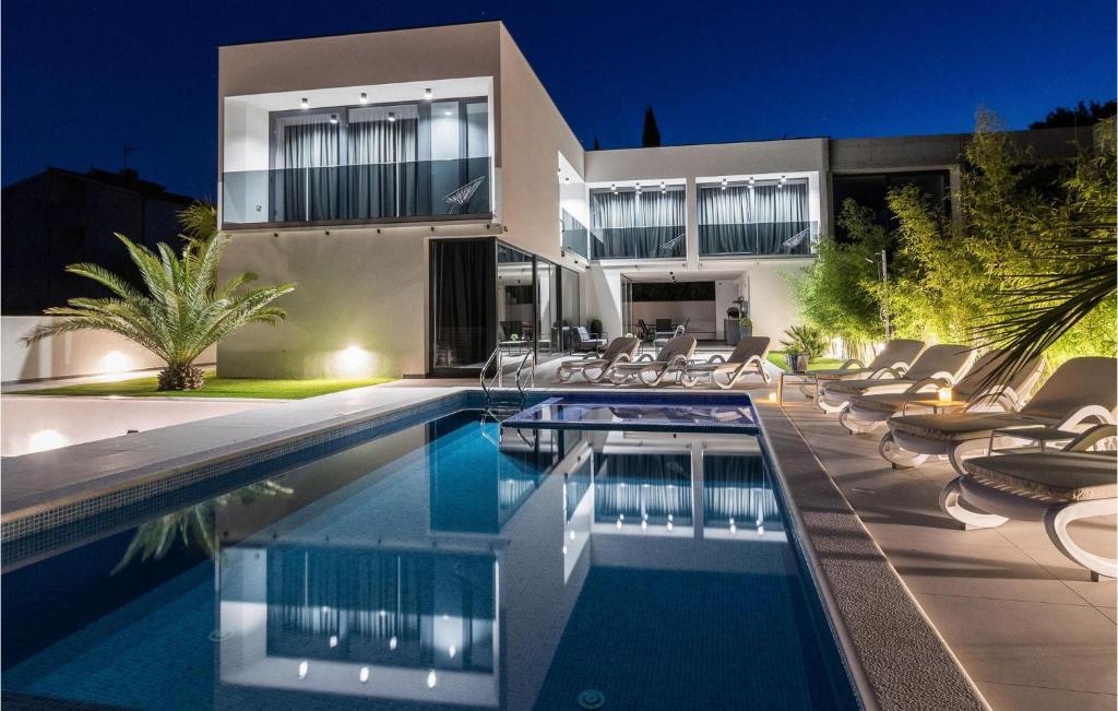 una casa con una piscina di fronte di Villa Mariner a Medulin