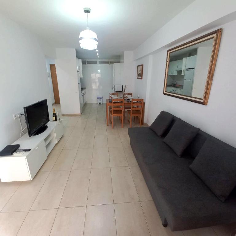 Televízia a/alebo spoločenská miestnosť v ubytovaní Apartamento vacacional Costa del Sol