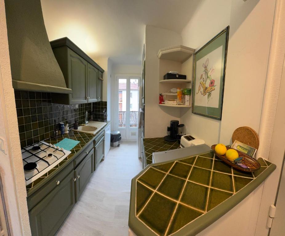 Cuisine ou kitchenette dans l'établissement Spacieux/paisible 5 pièces en plein coeur de Nice