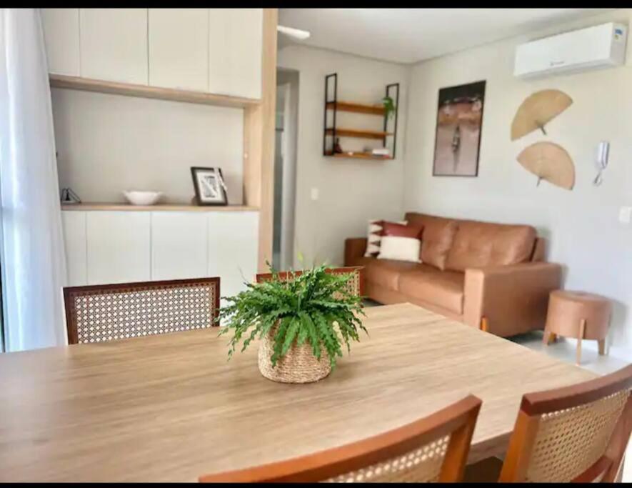 ein Wohnzimmer mit Tisch und Couch in der Unterkunft Canto dos pássaros in Governador Celso Ramos