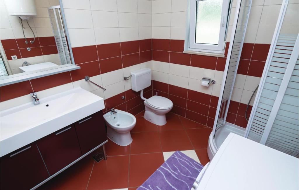 Kúpeľňa v ubytovaní Two-Bedroom Holiday Home In Krusevo