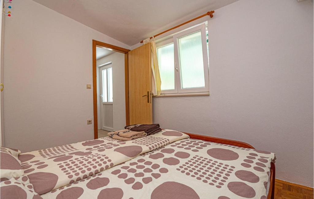 Postel nebo postele na pokoji v ubytování Lovely Apartment In Brodarica With Wifi