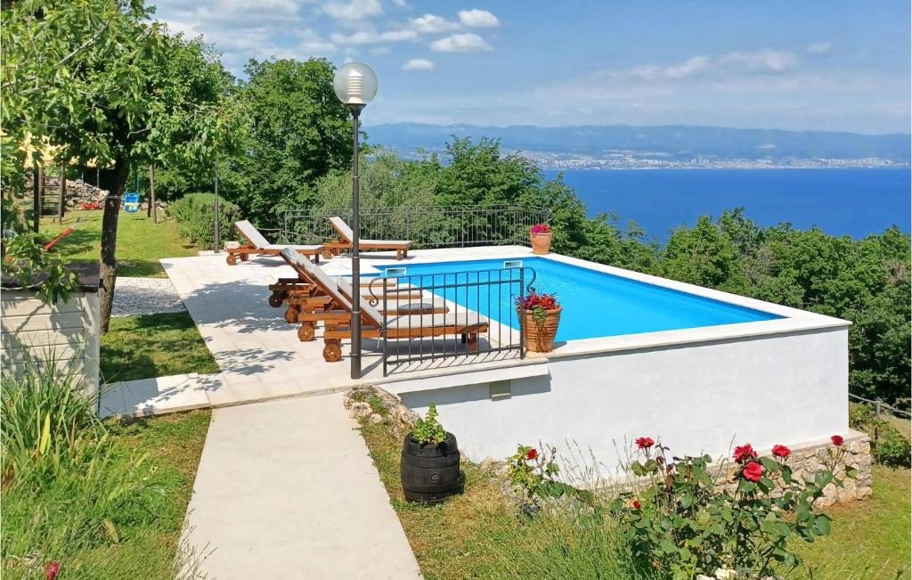 Bazén v ubytovaní 3 Bedroom Cozy Home In Moscenicka Draga alebo v jeho blízkosti