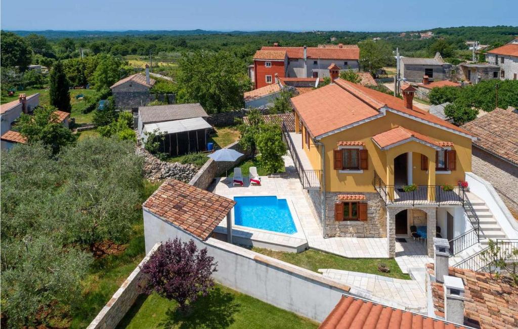 une vue aérienne d'une maison avec piscine dans l'établissement Villa Zaneta, à Vošteni