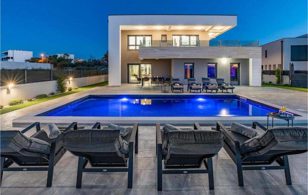 una villa con piscina por la noche en Villa Dona, en Nin
