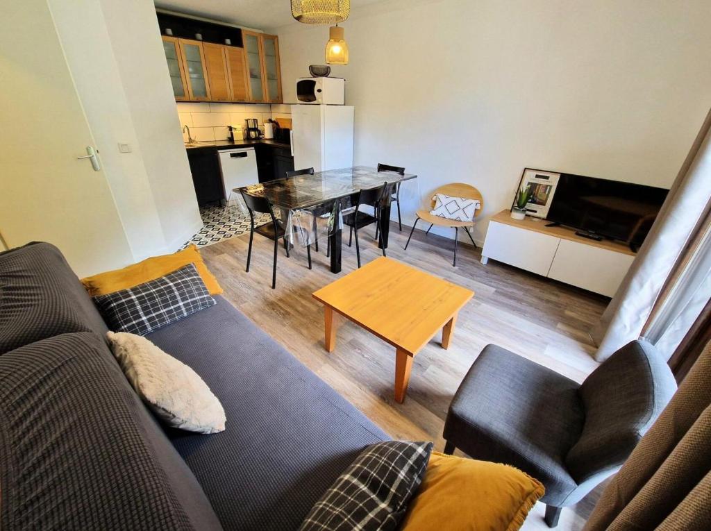 Photo de la galerie de l'établissement Chalets Du Thabor - Duplex 48m² avec 3 chambres 6-8 personnes MAE-7805, à Modane