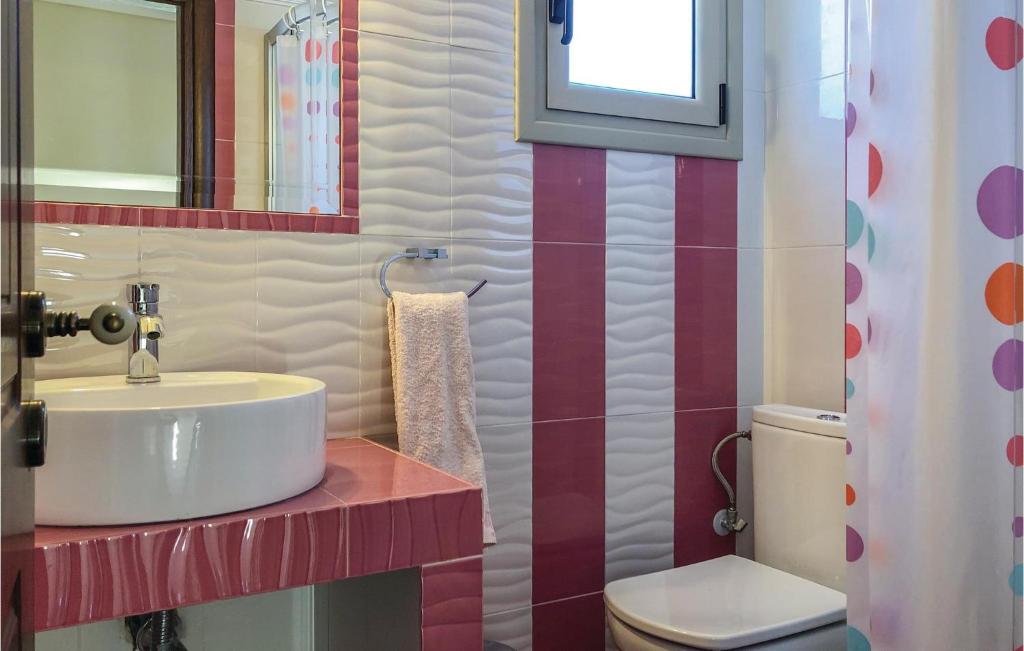 A bathroom at Amazing Home In Koroni With Jacuzzi